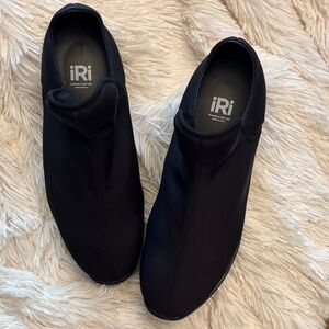 iRi Women's Black Slip-On Athletic Shoes